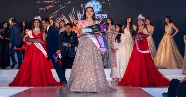 Yeni Delhi, Delhi / Hindistan - Şubat 2020: Delhi 'de moda etkinliğinde genç ve güzel Hintli kadın modeller rampa yürüyüşü yapıyor