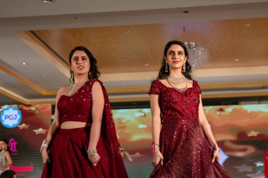 Yeni Delhi, Delhi / Hindistan - Şubat 2020: Delhi 'de moda etkinliğinde genç ve güzel Hintli kadın modeller rampa yürüyüşü yapıyor