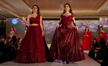 Yeni Delhi, Delhi / Hindistan - Şubat 2020: Delhi 'de moda etkinliğinde genç ve güzel Hintli kadın modeller rampa yürüyüşü yapıyor