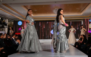 Yeni Delhi, Delhi / Hindistan - Şubat 2020: Delhi 'de moda etkinliğinde genç ve güzel Hintli kadın modeller rampa yürüyüşü yapıyor