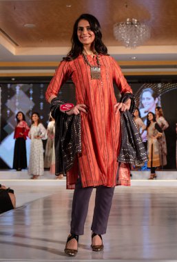 Yeni Delhi, Delhi / Hindistan - Şubat 2020: Delhi 'de moda etkinliğinde genç ve güzel Hintli kadın modeller rampa yürüyüşü yapıyor