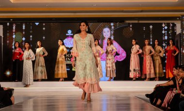 Yeni Delhi, Delhi / Hindistan - Şubat 2020: Delhi 'de moda etkinliğinde genç ve güzel Hintli kadın modeller rampa yürüyüşü yapıyor