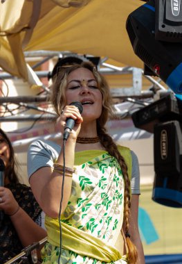 Gaziabad, Uttar Pradesh / Hindistan - Şubat 2020: Cazibe parıltısı. canlı müzik, moda ve dinsel ibadet ya da iskon rath yatra sırasında Tanrı Krishna