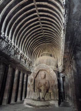 Aurangabad, Maharashtra / Hindistan - Ekim 2019: Ellora mağaralarındaki taşların mimari görüşü. Ayrıca ünlü ve unesco mirası anıtı altında.