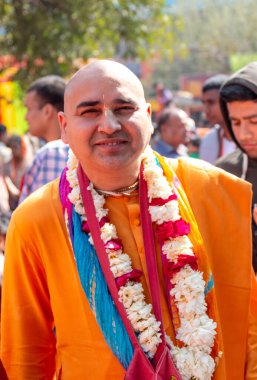 Gaziabad, Uttar Pradesh / Hindistan - Şubat 2020: Cazibe parıltısı. canlı müzik, moda ve dinsel ibadet ya da iskon rath yatra sırasında Tanrı Krishna