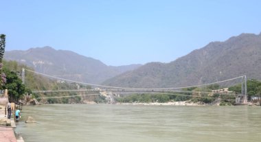 Rishikesh, Uttarakhand / Hindistan - Şubat 2020: Nehir çeteleri, ghatlar ve müshil jhula 'nın manzarası ve Rishikesh' teki dağlar