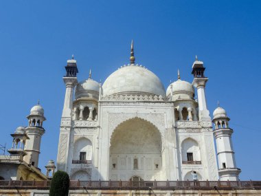 Aurangabad, Maharasthtra / Hindistan - Şubat 2018: Bibi ka maqbara 'nın mermerden yapılmış ünlü mimarisi. Taj Mahal bu binanın bir kopyası.