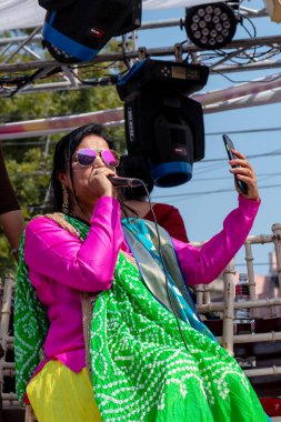 Gaziabad, Uttar Pradesh / Hindistan - Şubat 2020: Cazibe parıltısı. canlı müzik, moda ve dinsel ibadet ya da iskon rath yatra sırasında Tanrı Krishna