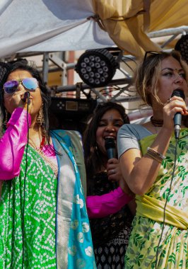 Gaziabad, Uttar Pradesh / Hindistan - Şubat 2020: Cazibe parıltısı. canlı müzik, moda ve dinsel ibadet ya da iskon rath yatra sırasında Tanrı Krishna