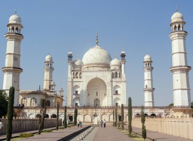 Aurangabad, Maharasthtra / Hindistan - Şubat 2018: Bibi ka maqbara 'nın mermerden yapılmış ünlü mimarisi. Taj Mahal bu binanın bir kopyası.
