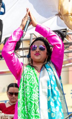 Gaziabad, Uttar Pradesh / Hindistan - Şubat 2020: Cazibe parıltısı. canlı müzik, moda ve dinsel ibadet ya da iskon rath yatra sırasında Tanrı Krishna
