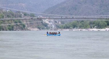 Rishikesh, Uttarakhand / Hindistan - Şubat 2020: Dünyanın dört bir yanından gelen turistler rishikesh 'teki nehir çetelerinde rafting yapan su sporlarının keyfini çıkarıyorlar