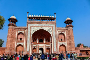 Agra, Uttar Pradesh / Hindistan - Aralık 2019: Tac Mahal 'deki tesis ve mezarlar (Namaaz)