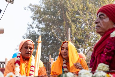 Gaziabad, Uttar Pradesh / Hindistan - Şubat 2020: Cazibe parıltısı. canlı müzik, moda ve dinsel ibadet ya da iskon rath yatra sırasında Tanrı Krishna