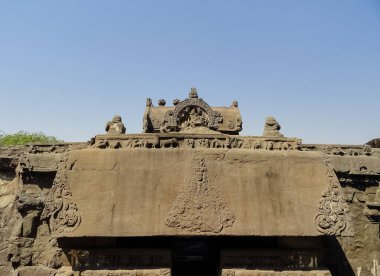 Aurangabad, Maharashtra / Hindistan - Ekim 2019: Ellora mağaralarındaki taşların mimari görüşü. Ayrıca ünlü ve unesco mirası anıtı altında.