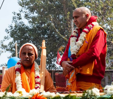 Gaziabad, Uttar Pradesh / Hindistan - Şubat 2020: Cazibe parıltısı. canlı müzik, moda ve dinsel ibadet ya da iskon rath yatra sırasında Tanrı Krishna