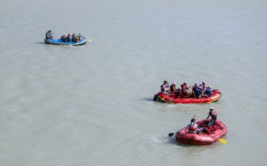 Rishikesh, Uttarakhand / Hindistan - Şubat 2020: Dünyanın dört bir yanından gelen turistler rishikesh 'teki nehir çetelerinde rafting yapan su sporlarının keyfini çıkarıyorlar