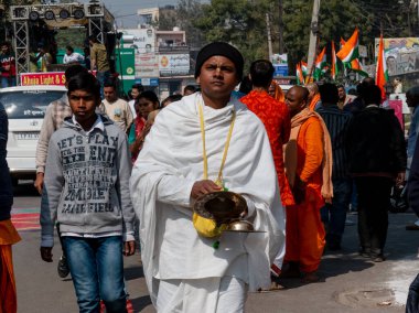 Gaziabad, Uttar Pradesh / Hindistan - Şubat 2020: Cazibe parıltısı. canlı müzik, moda ve dinsel ibadet ya da iskon rath yatra sırasında Tanrı Krishna