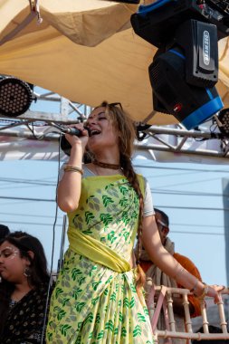 Gaziabad, Uttar Pradesh / Hindistan - Şubat 2020: Cazibe parıltısı. canlı müzik, moda ve dinsel ibadet ya da iskon rath yatra sırasında Tanrı Krishna