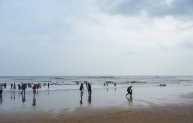 Turistler Odisha 'daki kumsalın ve iklimin tadını çıkarıyorlar.