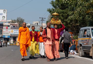 Gaziabad, Uttar Pradesh / Hindistan - Şubat 2020: Cazibe parıltısı. canlı müzik, moda ve dinsel ibadet ya da iskon rath yatra sırasında Tanrı Krishna
