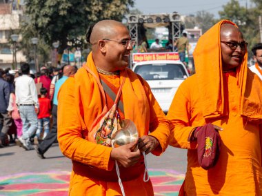 Gaziabad, Uttar Pradesh / Hindistan - Şubat 2020: Cazibe parıltısı. canlı müzik, moda ve dinsel ibadet ya da iskon rath yatra sırasında Tanrı Krishna