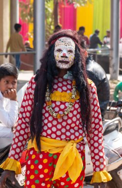 Gaziabad, Uttar Pradesh / Hindistan - Şubat 2020: Cazibe parıltısı. canlı müzik, moda ve dinsel ibadet ya da iskon rath yatra sırasında Tanrı Krishna