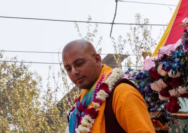 Gaziabad, Uttar Pradesh / Hindistan - Şubat 2020: Cazibe parıltısı. canlı müzik, moda ve dinsel ibadet ya da iskon rath yatra sırasında Tanrı Krishna