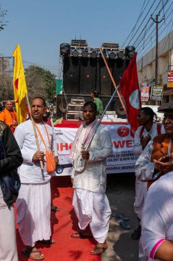 Gaziabad, Uttar Pradesh / Hindistan - Şubat 2020: Cazibe parıltısı. canlı müzik, moda ve dinsel ibadet ya da iskon rath yatra sırasında Tanrı Krishna