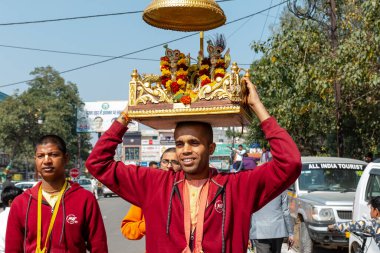 Gaziabad, Uttar Pradesh / Hindistan - Şubat 2020: Cazibe parıltısı. canlı müzik, moda ve dinsel ibadet ya da iskon rath yatra sırasında Tanrı Krishna