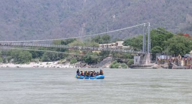 Rishikesh, Uttarakhand / Hindistan - Şubat 2020: Dünyanın dört bir yanından gelen turistler rishikesh 'teki nehir çetelerinde rafting yapan su sporlarının keyfini çıkarıyorlar