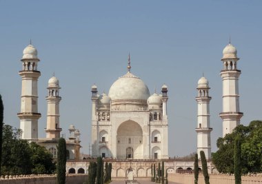 Aurangabad, Maharasthtra / Hindistan - Şubat 2018: Bibi ka maqbara 'nın mermerden yapılmış ünlü mimarisi. Taj Mahal bu binanın bir kopyası.