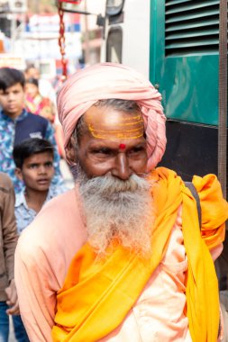 Gaziabad, Uttar Pradesh / Hindistan - Şubat 2020: Cazibe parıltısı. canlı müzik, moda ve dinsel ibadet ya da iskon rath yatra sırasında Tanrı Krishna