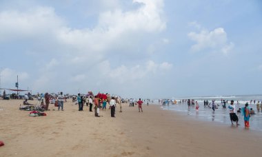 Turistler Odisha 'daki kumsalın ve iklimin tadını çıkarıyorlar.