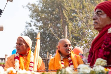 Gaziabad, Uttar Pradesh / Hindistan - Şubat 2020: Cazibe parıltısı. canlı müzik, moda ve dinsel ibadet ya da iskon rath yatra sırasında Tanrı Krishna