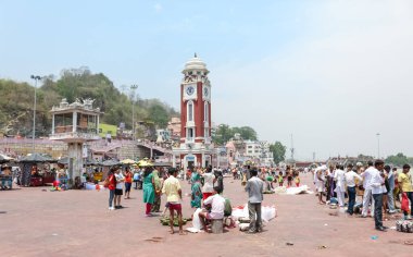 Haridwar, Uttarakhand / Hindistan - Şubat 2020: Nehir çeteleri ve diğer tapınaklarla ünlü Haridwar Ghat Har ki paudi manzarası