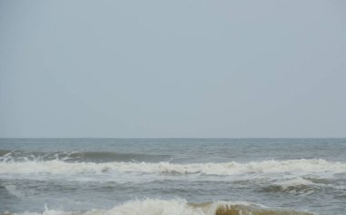 Turistler Odisha 'daki kumsalın ve iklimin tadını çıkarıyorlar.