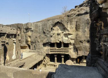 Aurangabad, Maharashtra / Hindistan - Ekim 2019: Ellora mağaralarındaki taşların mimari görüşü. Ayrıca ünlü ve unesco mirası anıtı altında.