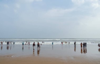 Turistler Odisha 'daki kumsalın ve iklimin tadını çıkarıyorlar.