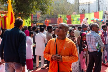 Gaziabad, Uttar Pradesh / Hindistan - Şubat 2020: Cazibe parıltısı. canlı müzik, moda ve dinsel ibadet ya da iskon rath yatra sırasında Tanrı Krishna