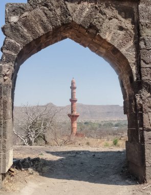 Aurangabad, Maharashtra / Hindistan - Kasım 2018: Hindistan 'ın Aurangabad kentindeki Daulatabad Kalesi' nin tarihi manzarası