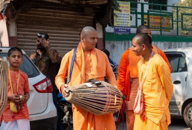 Gaziabad, Uttar Pradesh / Hindistan - Şubat 2020: Cazibe parıltısı. canlı müzik, moda ve dinsel ibadet ya da iskon rath yatra sırasında Tanrı Krishna