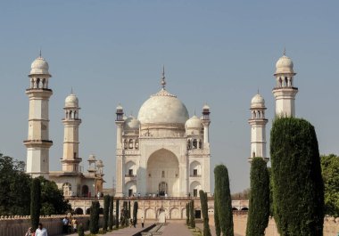 Aurangabad, Maharasthtra / Hindistan - Şubat 2018: Bibi ka maqbara 'nın mermerden yapılmış ünlü mimarisi. Taj Mahal bu binanın bir kopyası.