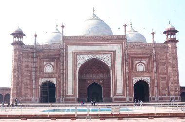 Agra, Uttar Pradesh / Hindistan - Aralık 2019: Tac Mahal 'deki tesis ve mezarlar (Namaaz)