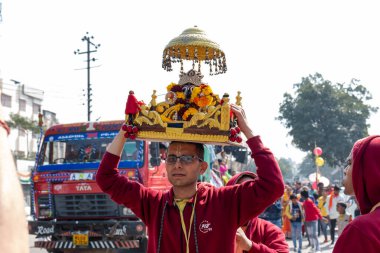 Gaziabad, Uttar Pradesh / Hindistan - Şubat 2020: Cazibe parıltısı. canlı müzik, moda ve dinsel ibadet ya da iskon rath yatra sırasında Tanrı Krishna