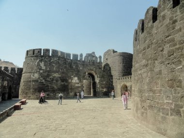 Aurangabad, Maharashtra / Hindistan - Kasım 2018: Hindistan 'ın Aurangabad kentindeki Daulatabad Kalesi' nin tarihi manzarası