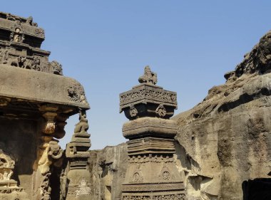 Aurangabad, Maharashtra / Hindistan - Ekim 2019: Ellora mağaralarındaki taşların mimari görüşü. Ayrıca ünlü ve unesco mirası anıtı altında.