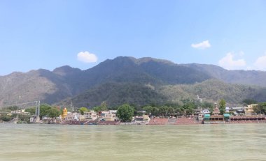 Rishikesh, Uttarakhand / Hindistan - Şubat 2020: Nehir çeteleri, ghatlar ve müshil jhula 'nın manzarası ve Rishikesh' teki dağlar