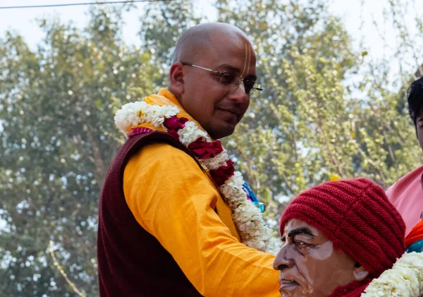 Gaziabad, Uttar Pradesh / Hindistan - Şubat 2020: Cazibe parıltısı. canlı müzik, moda ve dinsel ibadet ya da iskon rath yatra sırasında Tanrı Krishna