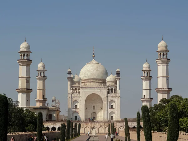 Aurangabad, Maharasthtra / Hindistan - Şubat 2018: Bibi ka maqbara 'nın mermerden yapılmış ünlü mimarisi. Taj Mahal bu binanın bir kopyası.
